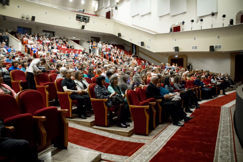 В амфитеатре 10 рядов в первом ряду